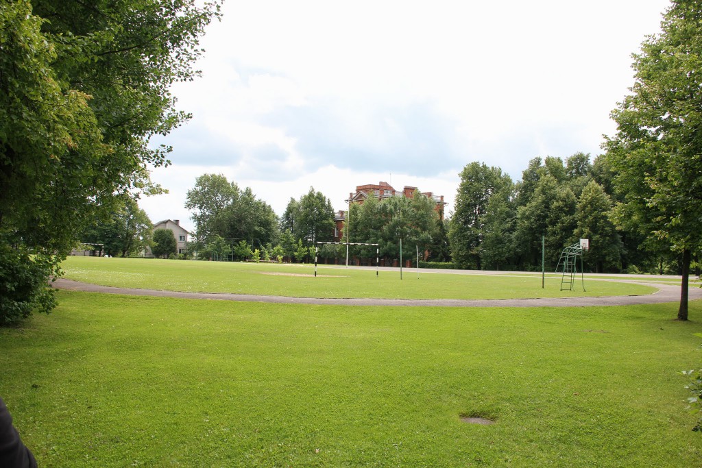 Gimnazijos stadionas o horizonte Kaišiadorių vyskupijos kurija