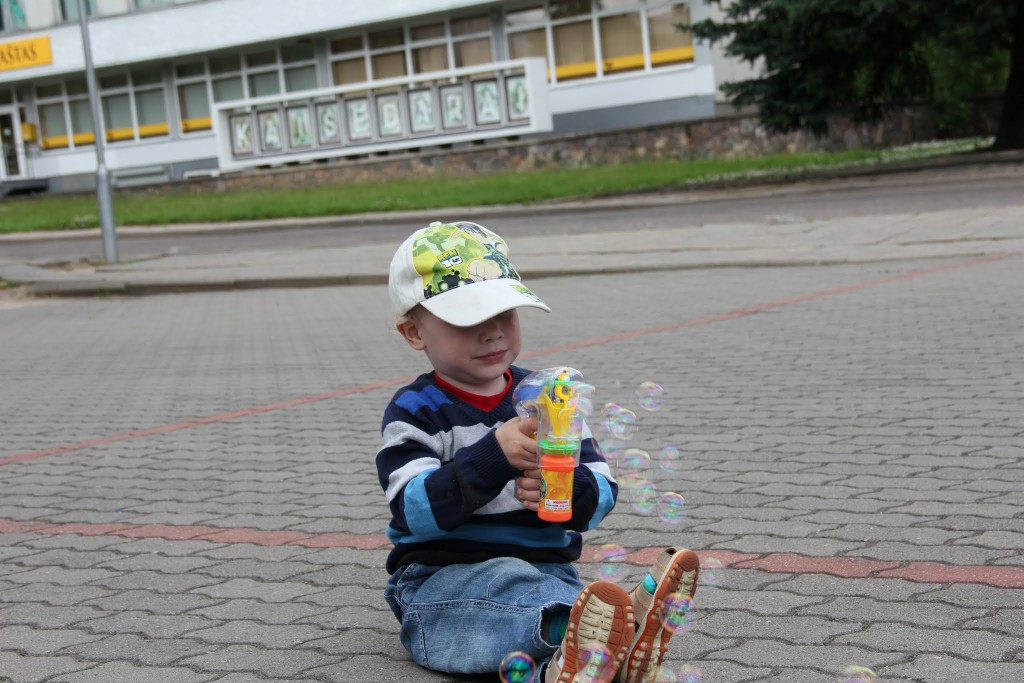 Kadangi atsitūpė Dalia fotografuoti, tai atsitūpė ir Augustas, o paskui ir atsisėdo