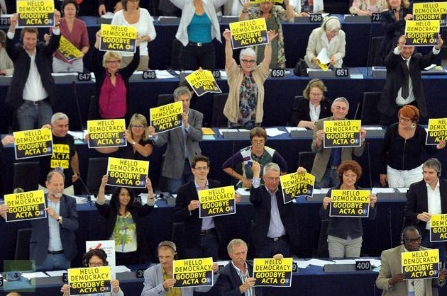 Europarlamentarai džiaugiasi balsavę prieš ACTA