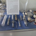 Buvom užsukę į Decenzano ligoninę. Čia senovinių medicininių įrankių mini paroda.