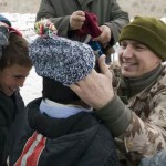 Kareiviai stengiasi dovanas atiduoti į rankas vaikams, iš jų niekas neatims, o valdininkams išdalinti neverta duoti.