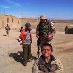 Kareivis ir afganų vaikai