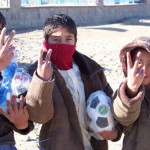 Afganų vaikai su dovanomis, prašo dar vienos į porą ;) Ištiesų, tai tas ženklas reiškia tą patį ką mūsų nykštys į viršų