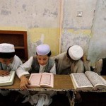 Berniukai daugiausiai mokomi skaityti Koraną ir tik Koraną skaito.