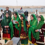 Mergaitės puošiamos, visaip rodomos, kad nupi... kad vyrai greičiau vestų. Žali motyvai labai populiarūs, o čia jos gieda Afganistano himną.