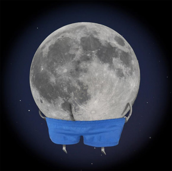 Sako amerikiečiai apskrido mėnulį ir pamatė kaip jis atrodo iš kitos pusės.