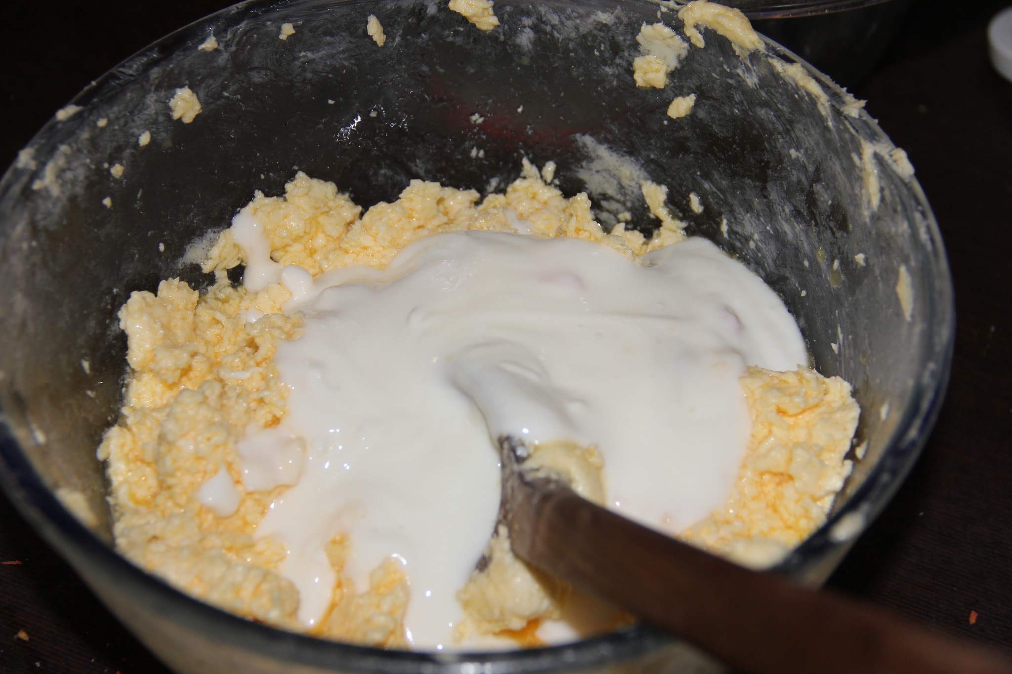 Čia į visą tą sviesto, cukraus ir kiaušinių mišinį įpiltas jogurtas (belekoks - šaldytuve radau su persikais)